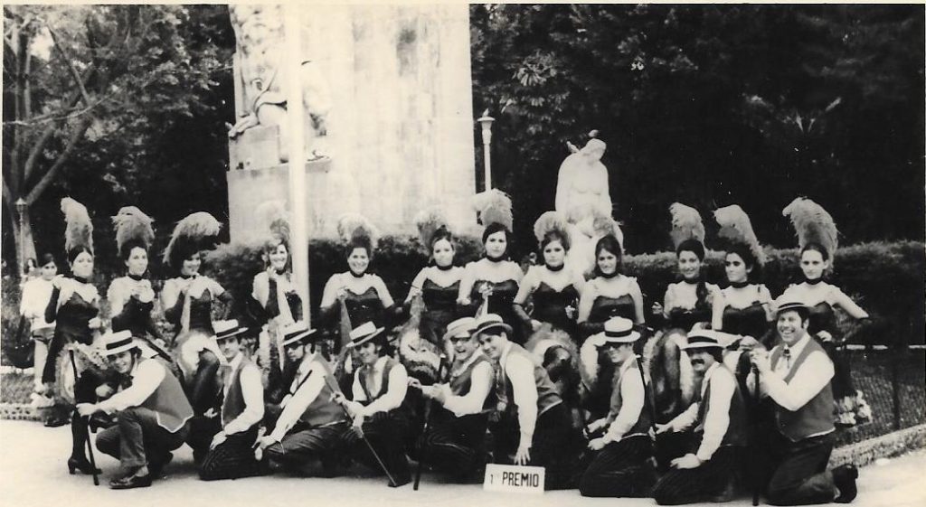 Hombres y mujeres del grupo Bohemios, en la fuente del Parque García Sanabria.