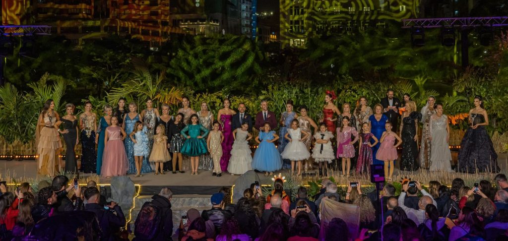 Todas la candidatas a Reinas del Carnaval 2025, durante la inauguración de esta edición dedicada a 'Los Secretos de África'. 