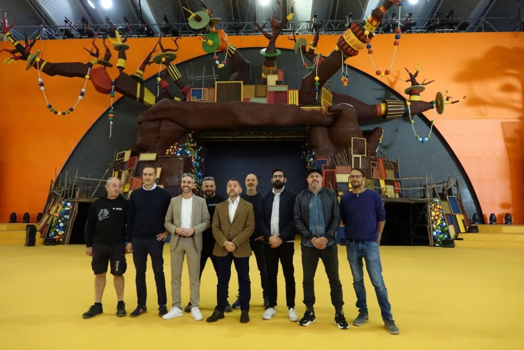 Autoridades y equipo del escenario del Carnaval de Santa Cruz de Tenerife 2025.