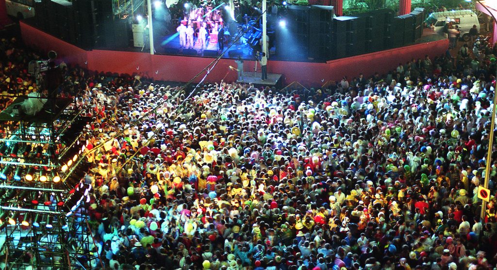 publico-disfrutando-de-concierto.