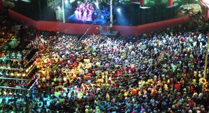 publico-disfrutando-de-concierto.