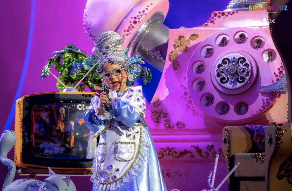 Reina infantil del Carnaval de Santa Cruz de Tenerife 2024.
Sofía Rodríguez Navarro, es la nueva Reina Infantil del Carnaval de Santa Cruz de Tenerife 2024. Su fantasía es “Mi Ratito Favorito” diseñada por Alexis Santana, y representa a Milla de Oro Playa de Las Américas
