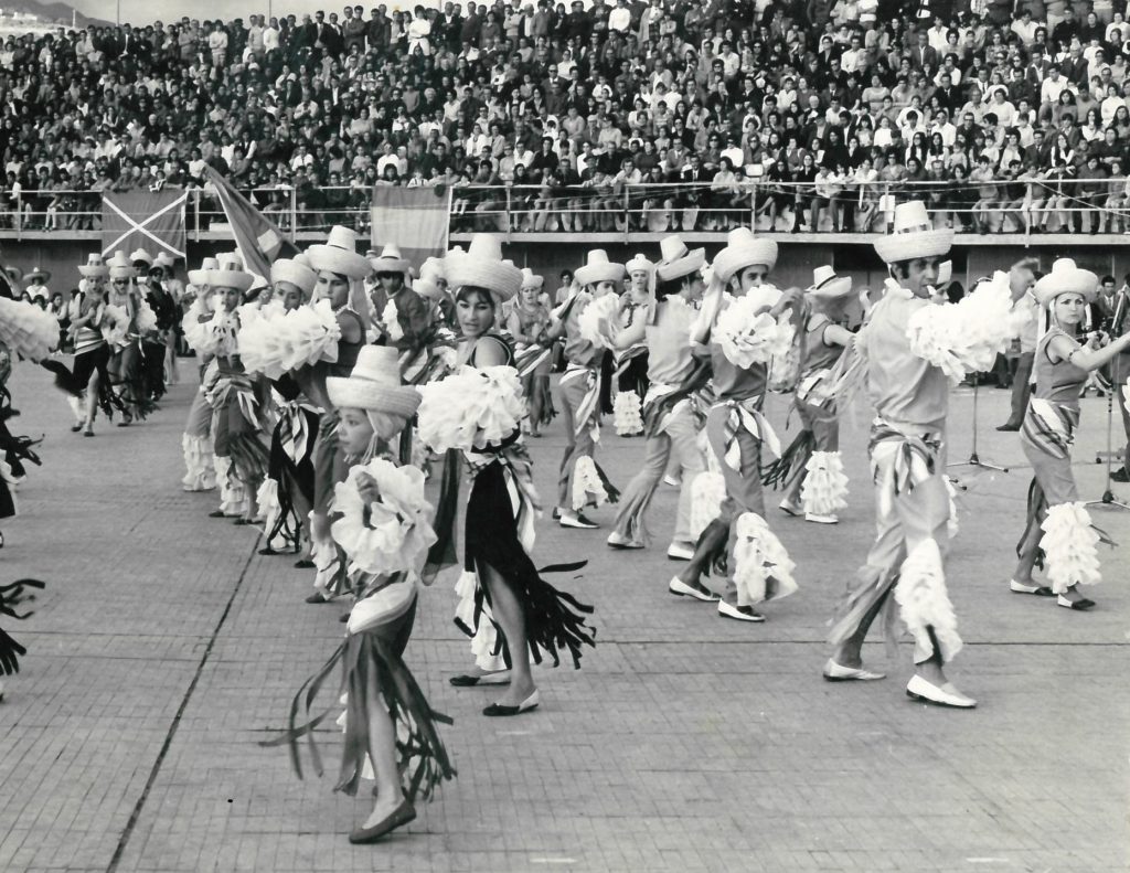 Grupo del Carnaval en una antigua actuación.