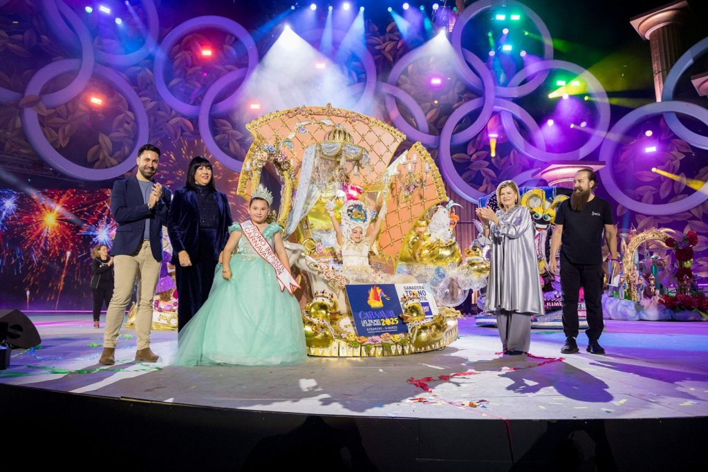Autoridades entregan cetro a la nueva Reina Infantil.