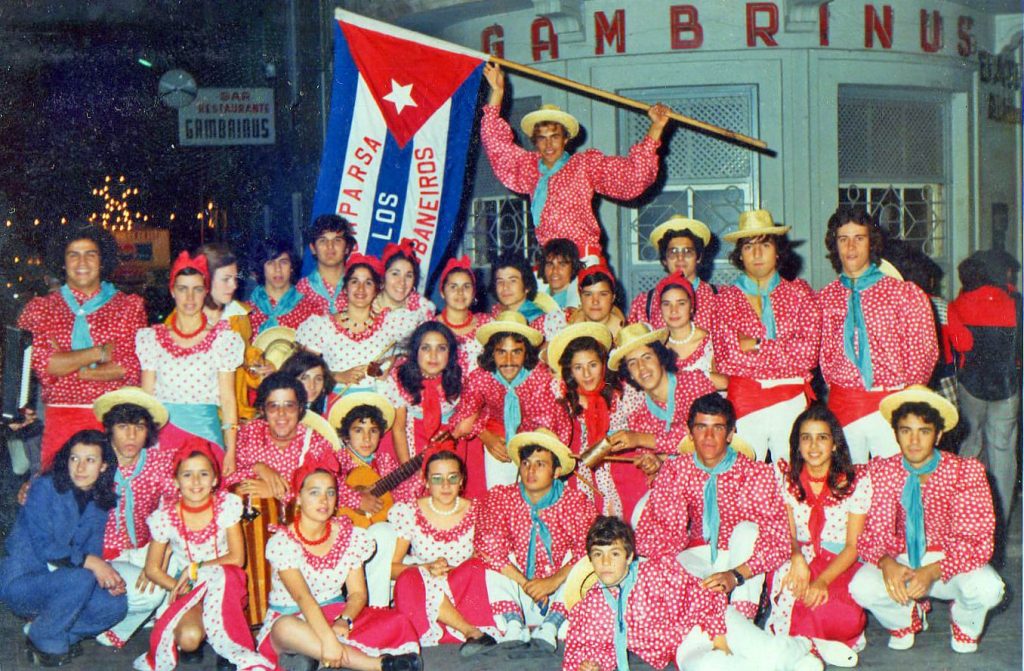 El grupo Rumba Habanera, con su estandarte.