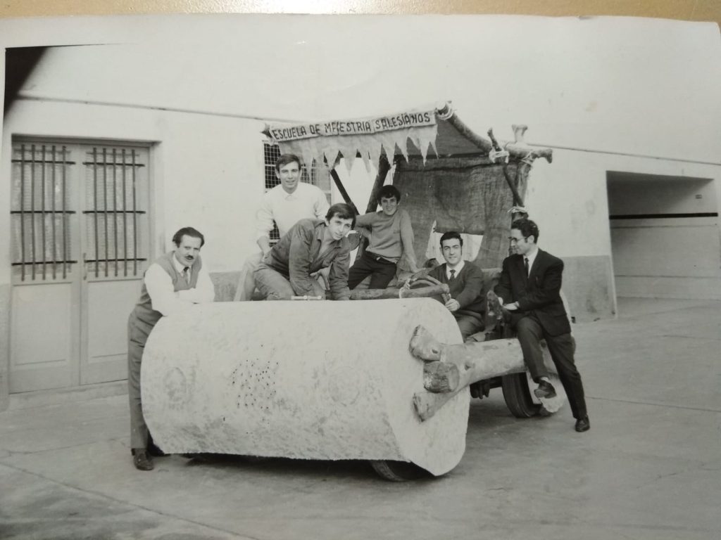 El troncomóvil, creado por los alumnos de Máquinas y Herramientas, junto a sus constructores.