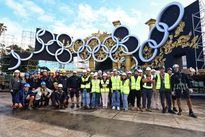 Autoridades del Ayuntamiento de Las Palmas y responsables de la construcción del escenario.