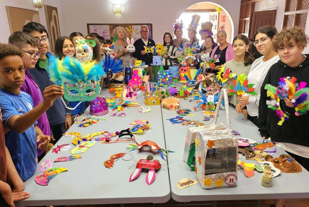 Escolares cofeccionando máscaras de carnaval.