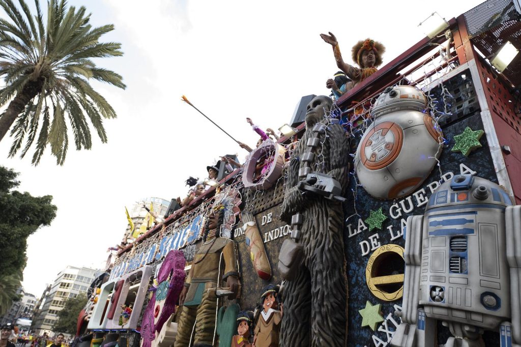Carroza en desfile del Carnaval de Las Palmas.
