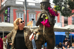Raquel García junto al estatua de Enrique González. .