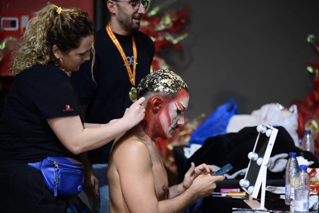 Aspirante en sesión de maquillaje y peluquería.