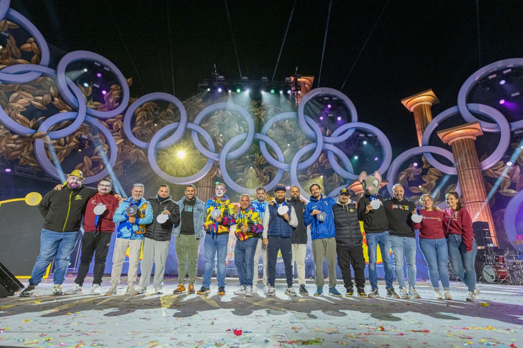 Representantes de las murgas finalistas sobre el escenario.