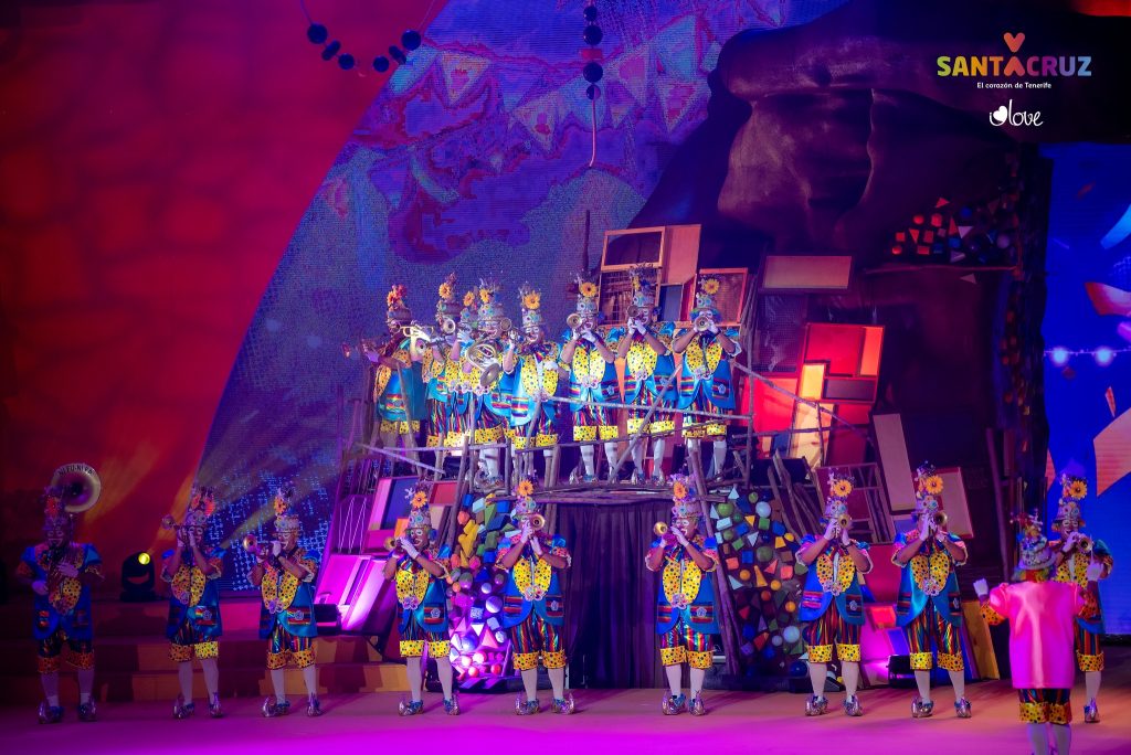 La murga sobre el escenario.