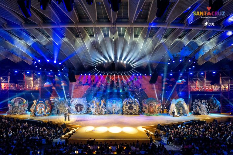 Todas las candidatas sobre el escenario.