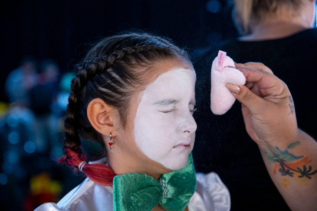 Marquillaje a una componente de una murga.