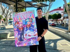 El ilustrador teldense Shakile Ramírez,'Saiwo', junto al cartel anunciador del Carnaval, diseñado por él.