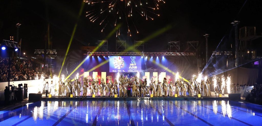 Candidatas al carnaval y aspirantes a Drag Queen sobre el escenario.