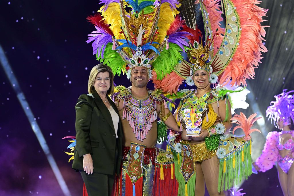 Entrega de premio a comparsa.