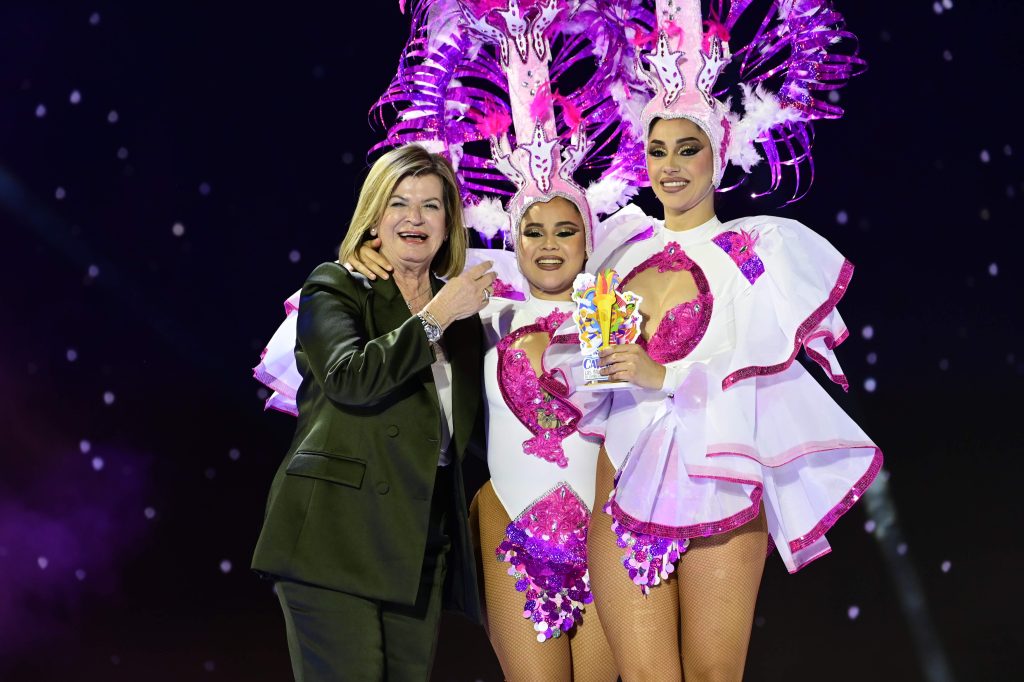 Entrega de premio a comparsa.
