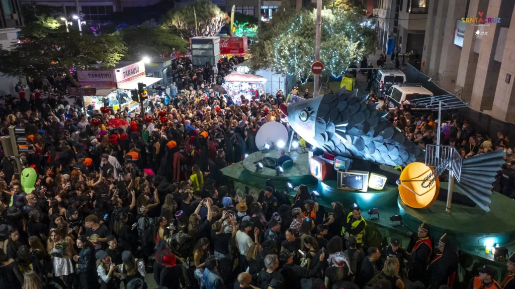 La Sardina de 2024 rodeada de público carnavalero.