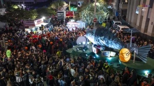 La Sardina de 2024 rodeada de público carnavalero.