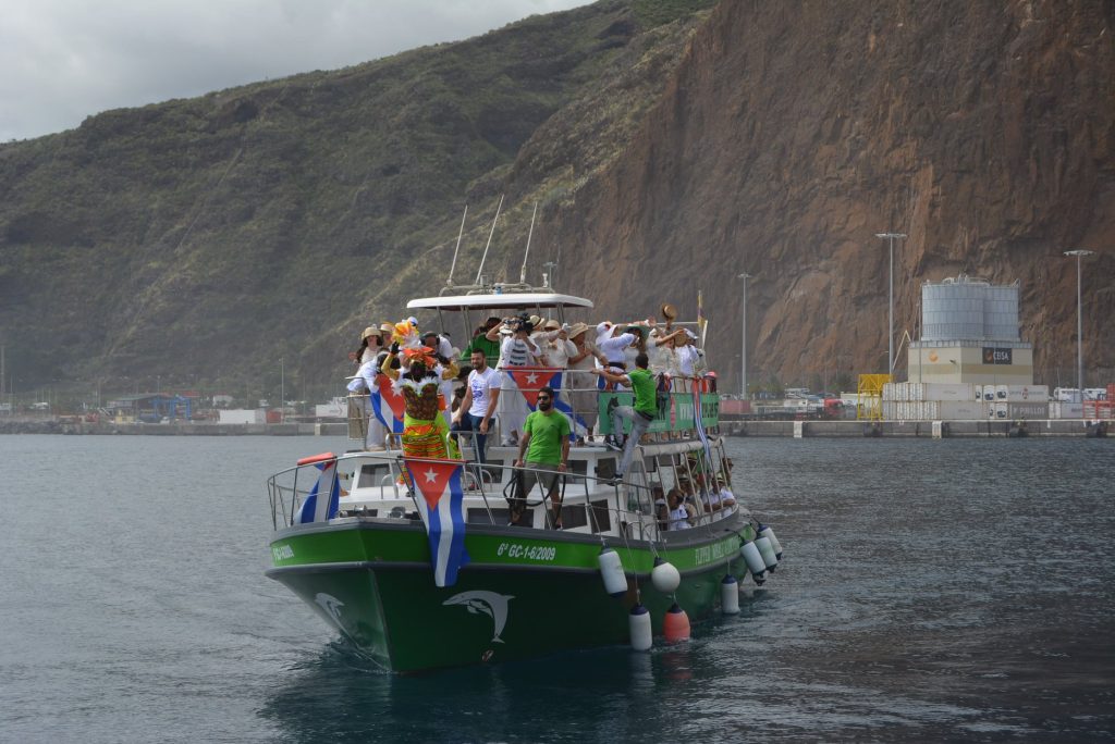 Embarcación con los personajes del carnaval a punto de llegar a Puerto.
