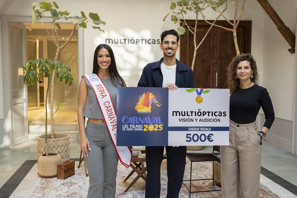 Reina del Carnaval de Las Palmas de Gran Canaria, Coral Gutiérrez y Beatriz Betancor Valiente, ganadora del voto del público en la Gala de la Reina.