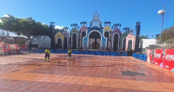 Servicio de limpieza en el carnaval de Maspalomas.